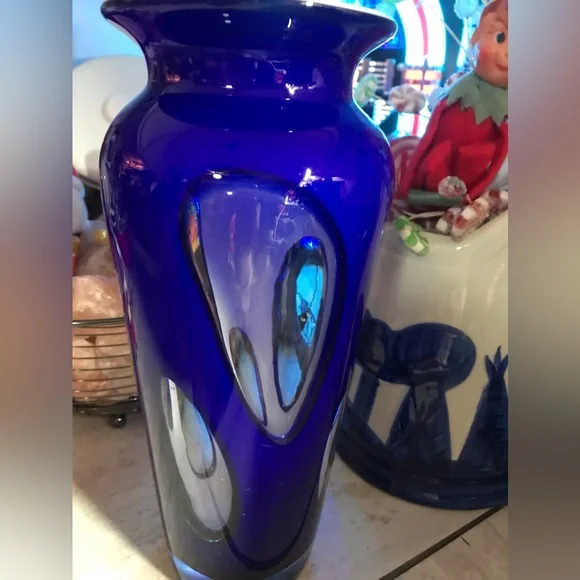 Gorgeous vintage cobalt blue vase with black accents. - Picture 2 of 4